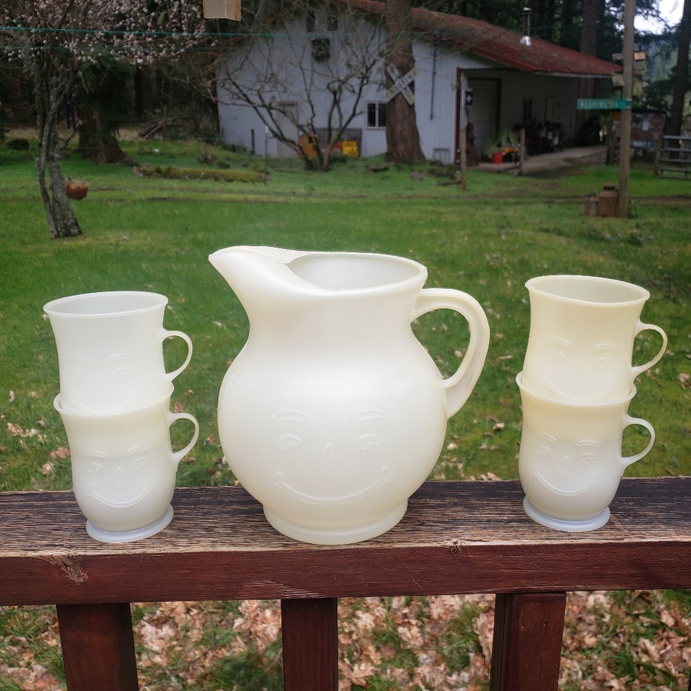 Vintage 2QT Kool-Aid Man Plastic Pitcher & Glass Set With Happy Faces (DEFECT)
